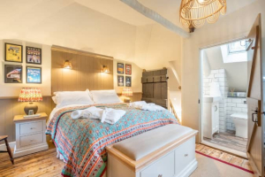 Romantic Devon cottages with late availability