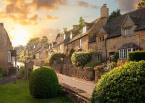 Romantic Cotswold cottages with late availability