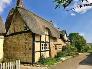 Romantic pet friendly Cotswolds cottage for couples | Bells Cottage Alderton