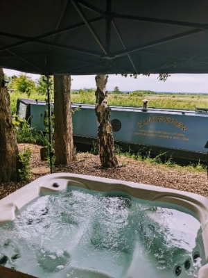 Chesterfield Canal Romantic Hot Tub Narrowboat Yorkshire | Kingfisher