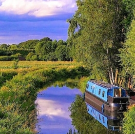 Chesterfield Canal Romantic Hot Tub Narrowboat Yorkshire | Kingfisher