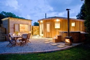 Romantic Cornwall hot tub cottages with late availability